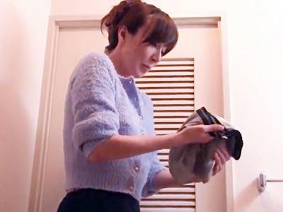 《人妻熟女》息子と言っても赤の他人！連れ子の下着でムラムラした母親が凄まじい性欲で近親相姦をものともせず変態フェラ抜き！