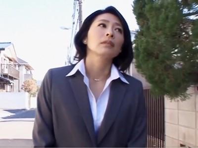 《熟女教師》デカチンすぎて登校拒否になった生徒を家庭訪問！悩みに乗るフリして巨根を舐め回す欲求不満な人妻おばさん！