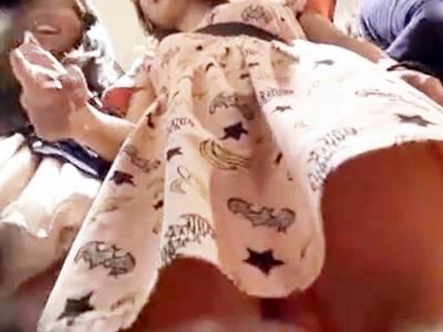 【素人個人流出】薄着で太ももを露出して歩く美少女たちのミニスカ、ショートパンツを逆さ撮りパンチラ盗撮した痴漢映像