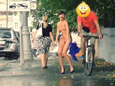 街角露出ハプニング！！自転車に引っかかった服が脱げておっぱいポロリしちゃう野外全裸ドッキリ企画！！＜お姉さん×外国人＞