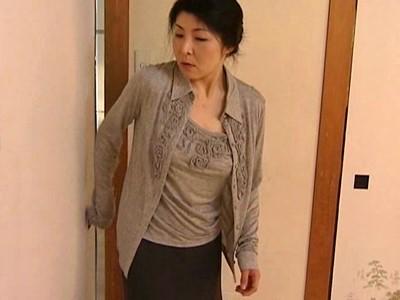 《ヘンリー塚本》食材でのオナニーに挑戦する人妻奥さん！亭主のチ●ポだけじゃ物足りない…カーテンを締め切り自慰する淫乱熟女