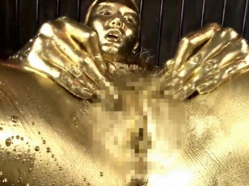 中まで金色！？全身ゴールドの金粉奴隷少女！膣内まで入念に塗り込まれた金粉で快感アクメの絶頂潮吹きオナニー！！