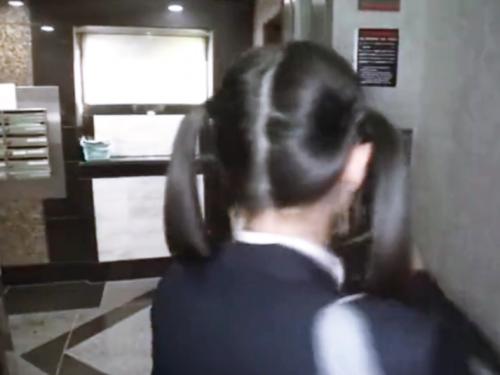 自宅まで追いかけてくる変質者に玄関先で襲われ押し込みレイプされる美少女JK！怖がってすすり泣く女子校生に種付け中出し強姦