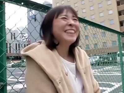 「中でいいよ、出して♥」57歳の素人熟女をラブホへ連れ込み！六十路前のマメ乳首美乳おばさんとハメ撮り中出し！【人妻】