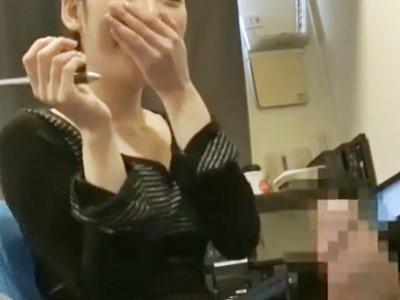 《素人盗撮》AV制作スタッフの美人お姉さんに媚薬を飲ませて中出しSEX！発情した超美乳スレンダーギャルを内緒でハメ撮り！