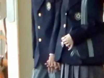 【電車内痴漢】ケツ肉むっちりなJKに強制手コキさせていた痴漢男のザーメンが目の前の別の巨乳女性に飛び散ってしまうww