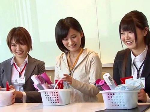 【SOD女子社員】可愛いOLお姉さんたちが開発したバイブを自らの身体で試しながら生チ●ポと比較実験！