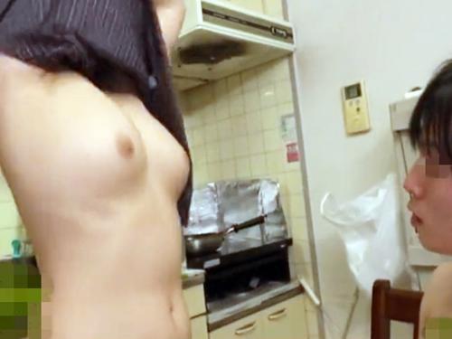 《熟女》『エプロンの下はこうなのよ～！♡』むちむち美巨乳おばさん♡スケベな淫語で童貞クンを筆おろし