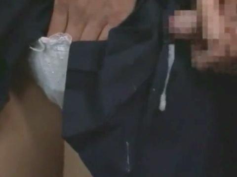 【JK痴漢】通学バスでセーラー服女子校生のお尻を触り純白パンティの中で手マンする男がオナニー精液をスカートにぶっかける！