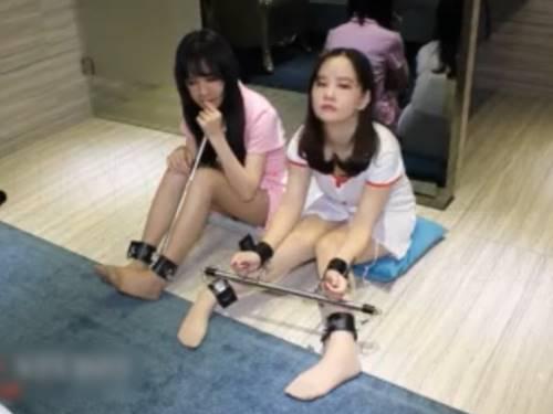 ヤバイやつ！幼い清楚な美少女2人組が手足を拘束されてムチで叩かれるコスプレSM調教凌辱プレイ