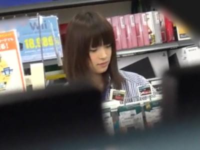 《パンチラ逆さ撮り》揺れるカメラ！緊迫のストーキング盗撮！美人お姉さんのヒラヒラミニスカからHなパンティを激写！！