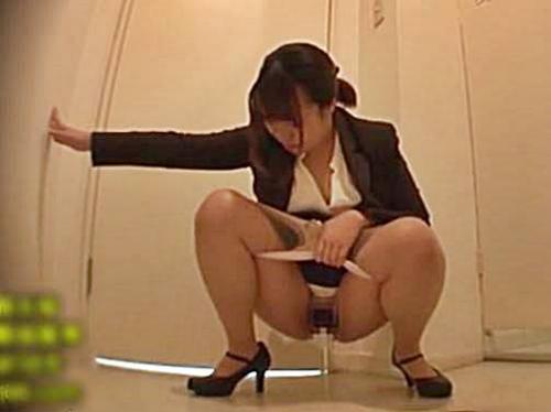 駆け込んだトイレの蓋が開かなくて床にオシッコお漏らししてしまったOLお姉さんを盗撮！！