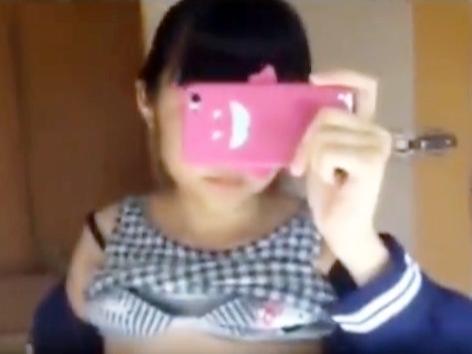 【個人撮影】●学生美少女がスマホで自撮りした映像が流出！未発達のおっぱいを露出して乳首弄り！オマタを拡げてオナニー披露！