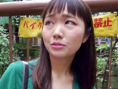 《S級素人・人妻ナンパ》「最近シてないです…♥」ちょっと控えめな巨乳美人奥様！Hな乳揺らしピストンで中出し不倫SEX！