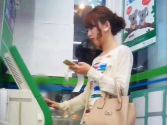 【美女OLパンチラ】コンビニのATMで見かけた綺麗なお姉さんに粘着してしつこく逆さ撮り盗撮を狙う痴漢＜素人個人撮影＞