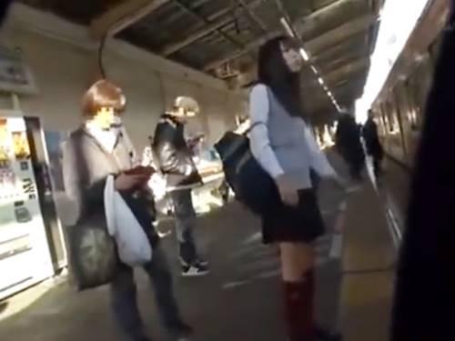 ※ヤバイやつ！【痴漢盗撮】電車内で狙われた制服JKがパンツの中に指を入れられマン汁が流れ落ちるほど執拗に責められる