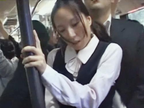 【バス痴漢】制服姿の美人OLさんが背後の変態男にチ〇ポをしゃぶらされマ〇コに挿入された挙句顔射ぶっかけ凌辱されてしまう