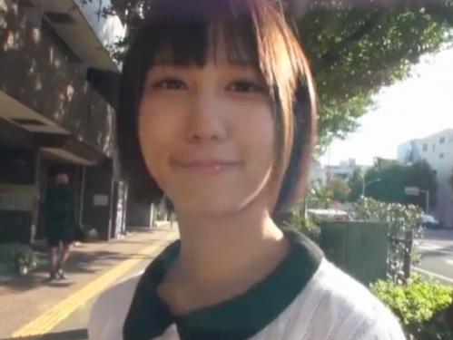 【湊莉久】素人のドM男性にベロチュー手コキフェラで強制口内射精させる美人な痴女お姉さん《我慢できれば生中出しSEX》