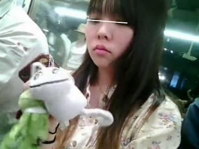 【素人盗撮】駅のホームでパンチラ逆さ撮りした美少女を電車内まで追いかけて執拗に盗撮するストーカー痴漢