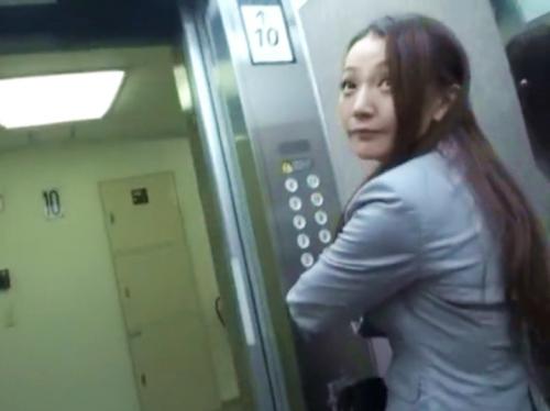 【帰宅レイプ魔】ひとり暮らしの巨乳OLお姉さんが自宅玄関に入る瞬間を狙い押し込み侵入して無理やり種付け中出し強姦！！