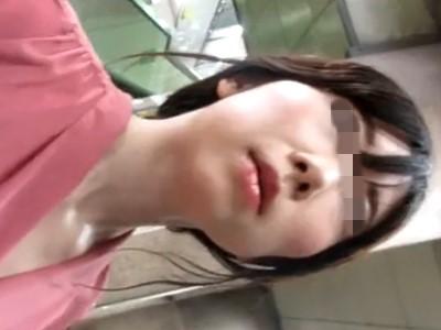 《痴漢盗撮》鬼畜すぎ素人映像！駅のホームで声を掛けた女子大生やギャルの胸を触りパンチラ逆さ撮りする犯罪動画
