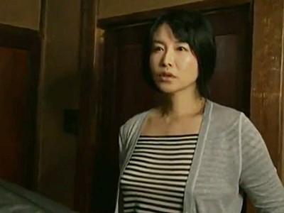 「ここで済ませて下さい…」中年の巨乳未亡人！祖父が眠っている間に他人棒とセックスする淫乱熟女おばさん【ヘンリー塚本】