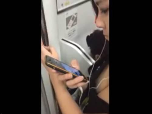 【個人撮影】電車で目の前の素人美少女ギャルが胸元の開いた服で巨乳おっぱい見せびらかす！＜胸チラ痴漢盗撮＞