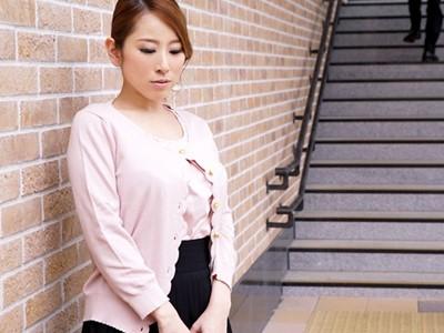 《三十路人妻×寝取られ不倫旅行》温泉旅館に到着すると同時に始まるセックス！露天風呂で、部屋で激しく絡み合う美熟女！！