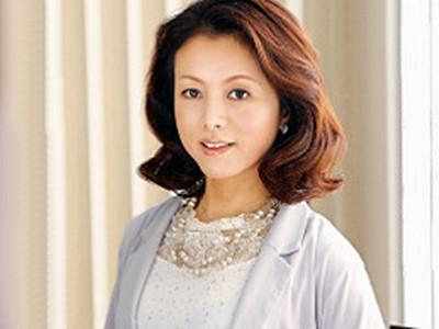 《四十路》46歳の人妻セレブ美魔女！透き通る美肌の熟女奥さまが初撮りAVデビュー出演！！篠崎智美
