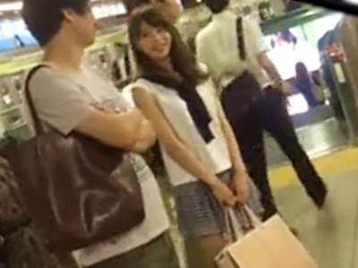 《ストーカー行為》カップルの美人ギャルに付きまといパンチラ逆さ撮り！家まで突き止め風呂場盗撮する恐怖の痴漢男