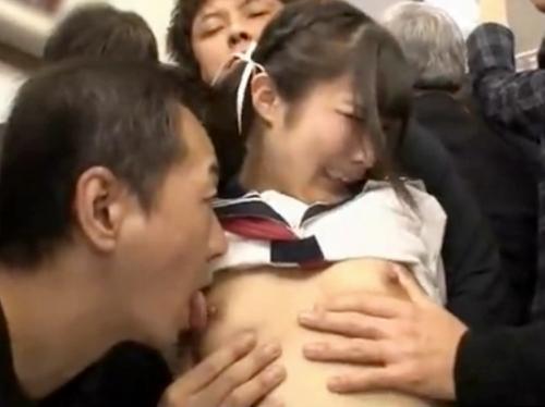 【JK中出しレイプ】満員電車で痴漢集団に囲まれ逃げ場もなく膣内射精で強姦される美少女女子校生！