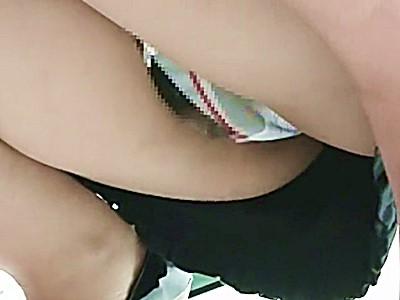 《しゃがみパンチラ盗撮》ミニスカで座り込むハプニング！油断したぷっくり股間を激写！！【素人/ギャル/ヤバイやつ】