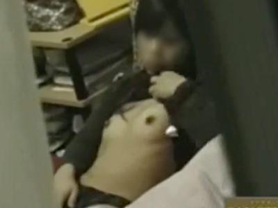 ※民家盗撮のヤバイやつ【素人個人撮影】乳首を放り出した胸チラパンチラギャルの自宅で隙間から覗き見する痴漢魔の犯罪行動！