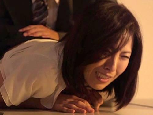 【熟女・人妻レイプ】上司に弱みを握られた美人OL奥様がオフィスで強制強姦＜谷原希美・ながえスタイル＞