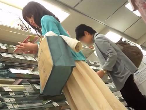 《人妻・逆さ撮り》清楚な奥様のお買い物中パンティから具がはみ出しそうな瞬間をとらえた痴漢盗撮！！【パンチラ個人撮影】