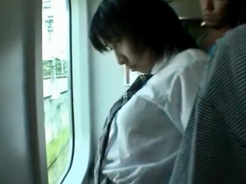 【JK痴漢】黒髪の女子校生が性被害に！おっぱいを揉まれながら制服を脱がされ全身ローションまみれで巨乳とマ〇コを弄られる！