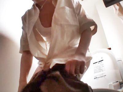 ★熟女ナンパ★健康モニターで大量に並んだオモチャに心奪われる人妻BBA！トイレで発情オナニーを隠し撮りされる！！