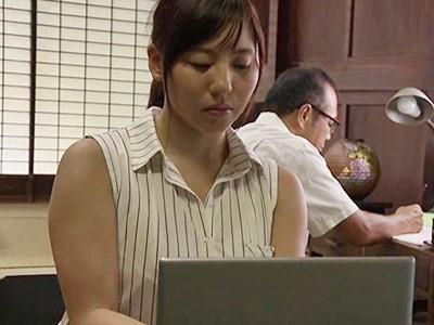 《ヘンリー塚本》「気持ちいい…です…ああんっ♥♥」一緒に暮らす義父に惹かれてしまい寝取られる巨乳美人妻！