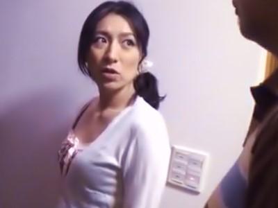 人妻凌辱『なんで私が！？』隣人にケガを負わせた夫の償いに他人がクンニ！体で奉仕させられる嫁！【熟女/辱め/おばさん】
