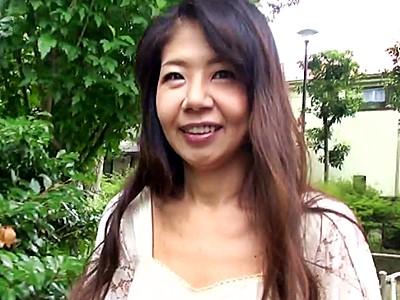 《五十路熟女/おばさん》敏感な50歳人妻美魔女がSEX中にお漏らしハプニング！何度も絶頂するスレンダー美女！工藤恵理子