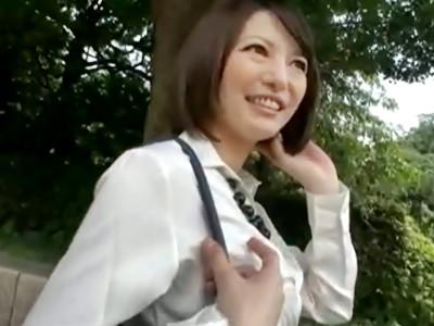 《三十路・熟女》とても35歳には見えない美魔女！彼氏ナシで毎夜オナニーに興じる淫乱おばさんがカメラの前でイキ狂う！！