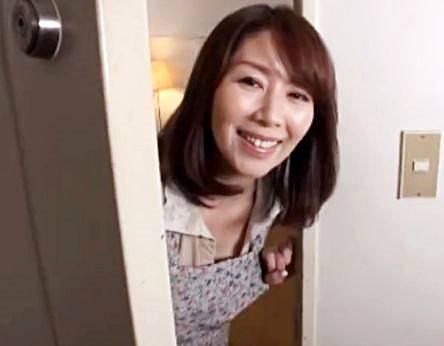 《五十路・熟女》キレイな友達のお母さん…若いチ〇ポを淫語で誘惑。僕のザーメンをフェラで搾り取る巨乳おばさん