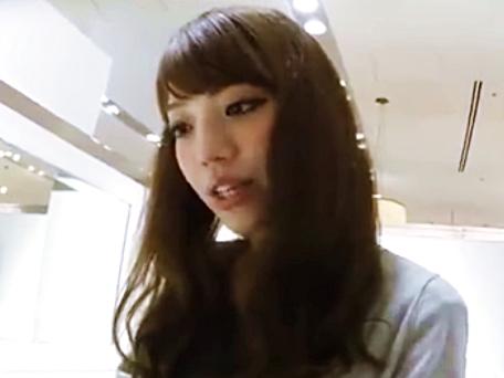 【個人撮影】ギャル系美人なショップ店員のスカート内を逆さ撮り盗撮！激カワお姉さんの下着を撮影した素人お宝パンチラ映像