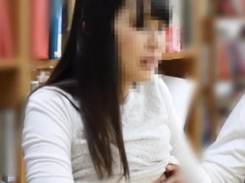 【痴漢盗撮】図書館にいる素人のお姉さんを手当たり次第に凌辱！お尻やおっぱいを揉みまくり無防備なアソコをクチュクチュ弄りたおす！