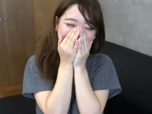 ちょいブスな娘が一番エロい！？色白女子大生が初めての外国人とセックス