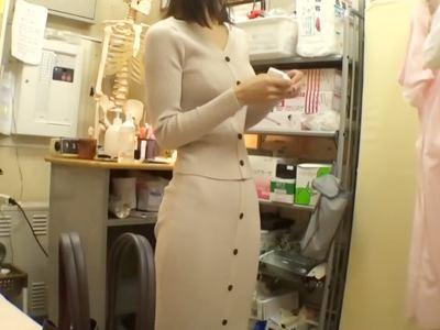 《人妻/盗撮》華奢な眼鏡の美人おばさん♡！美脚と巨乳がそそる極上奥様を痴漢マッサージ！変態整体師に犯される美魔女主婦♥