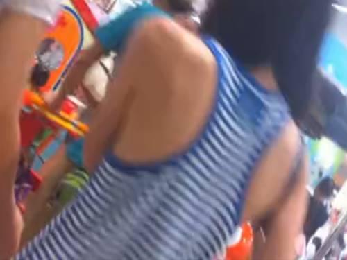 《個人流出》ゲーセンにいた薄着なノーブラお姉さんの乳首チラ。電車やお買い物中の脇チラや胸チラがいっぱいのチラリズム盗撮
