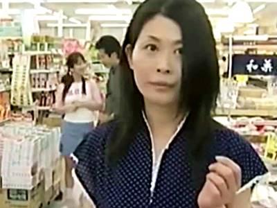 《人妻・不倫》ファミリーで買い物を楽しむ熟女がトイレで浮気相手とセックスする裏切りの背徳ドラマ