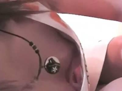 【個人流出】ペンダントの向こうに見えた乳首！アパレルショップ店員さんのハプニングを捉えた胸チラ痴漢盗撮映像！