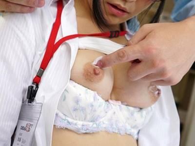 「乳首でイっちゃうぅ♡」最年少のメガネSOD女子社員！敏感乳首とクリ責めマッサージでエビ反り痙攣絶頂♡♡！！